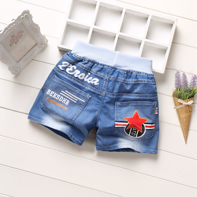 Giản dị cô gái hoang dã mặc phần mỏng rửa lỗ trẻ em quần short denim trong quần short trẻ em lớn trai mùa hè