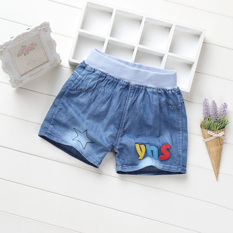 Giản dị cô gái hoang dã mặc phần mỏng rửa lỗ trẻ em quần short denim trong quần short trẻ em lớn trai mùa hè