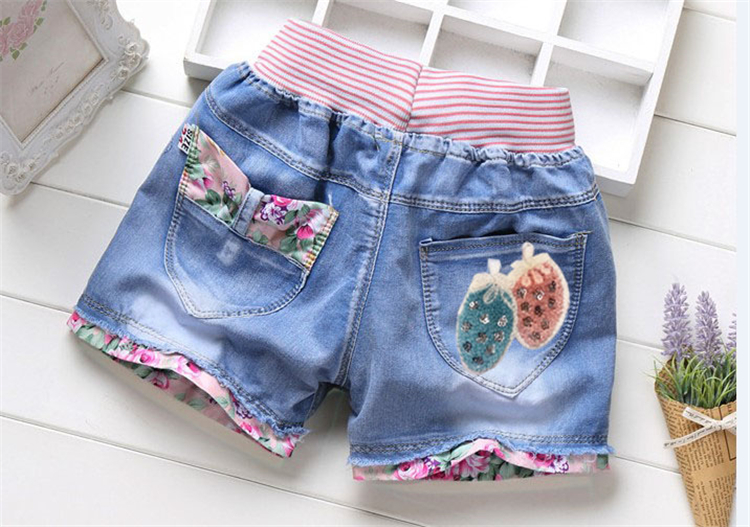 Giản dị cô gái hoang dã mặc phần mỏng rửa lỗ trẻ em quần short denim trong quần short trẻ em lớn trai mùa hè