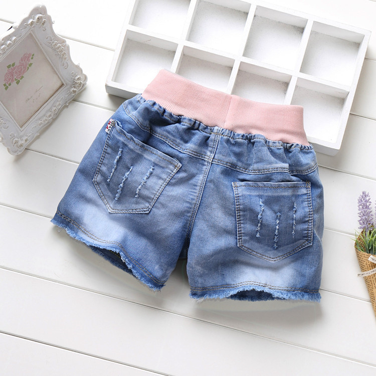 Giản dị cô gái hoang dã mặc phần mỏng rửa lỗ trẻ em quần short denim trong quần short trẻ em lớn trai mùa hè