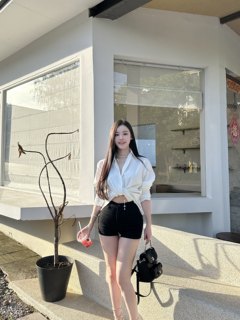 Linniceness hüftbetonte schwarze denim-shorts, hochelastisch und eng an den beinen anliegend, vielseitig einsetzbar