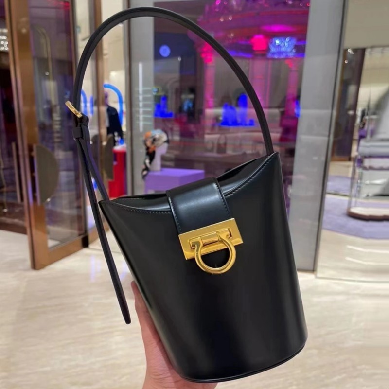High-end niche design bucket bag women's 2023 new French fries bag autumn and winter all-match portable one-shoulder armpit bag