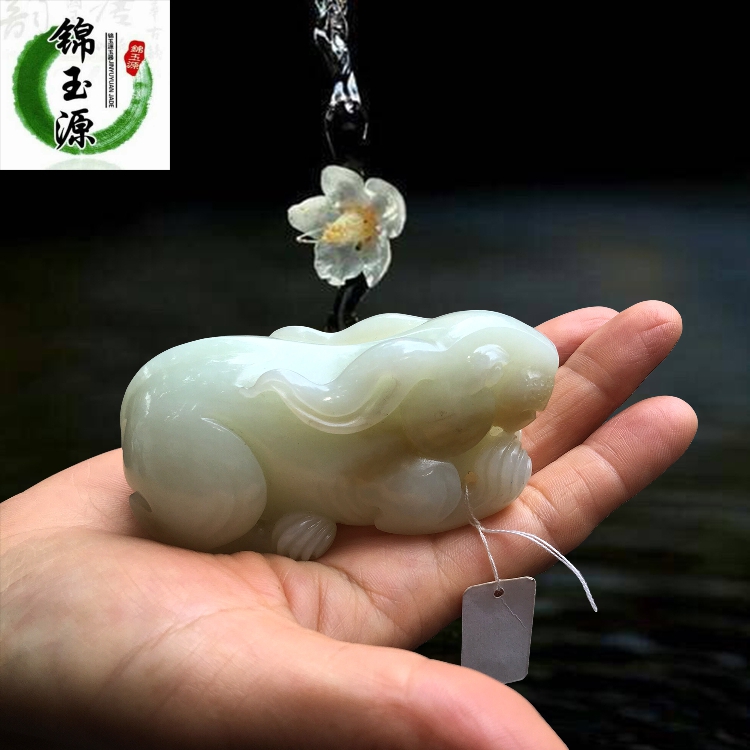 And Tian jade handlebar pieces natural Xinjiang jade and Tian Bai Yuyu Tutu hands playing with a piece of pendant swinging piece jade jade jade