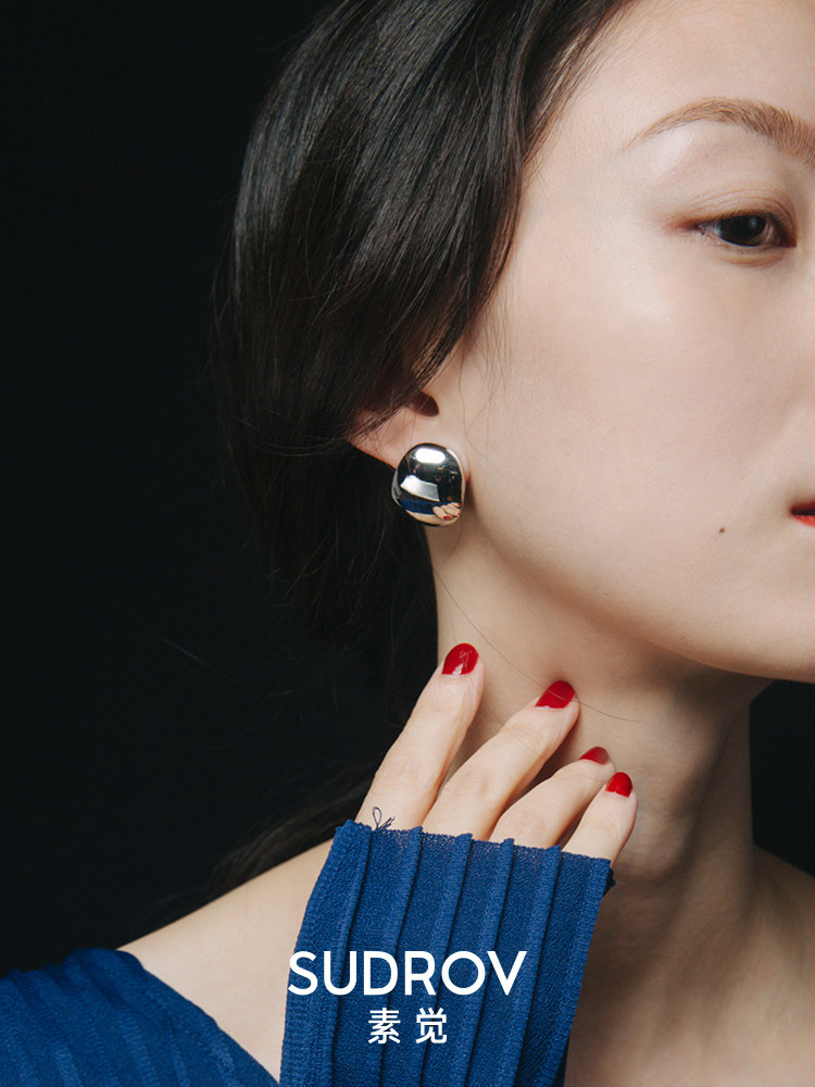 Plain temperament simple niche design advanced sense ear needle female Korean earrings sterling silver rose gold cold wind ear ornaments