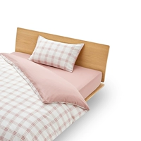 Розовый маленький чек на матрасе