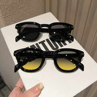 Korean Style Black Small Frame Sunglasses for Men with Rivets, Oval Frame, Retro Street Style Sunglasses for Women, Driving Trendy Couple Style