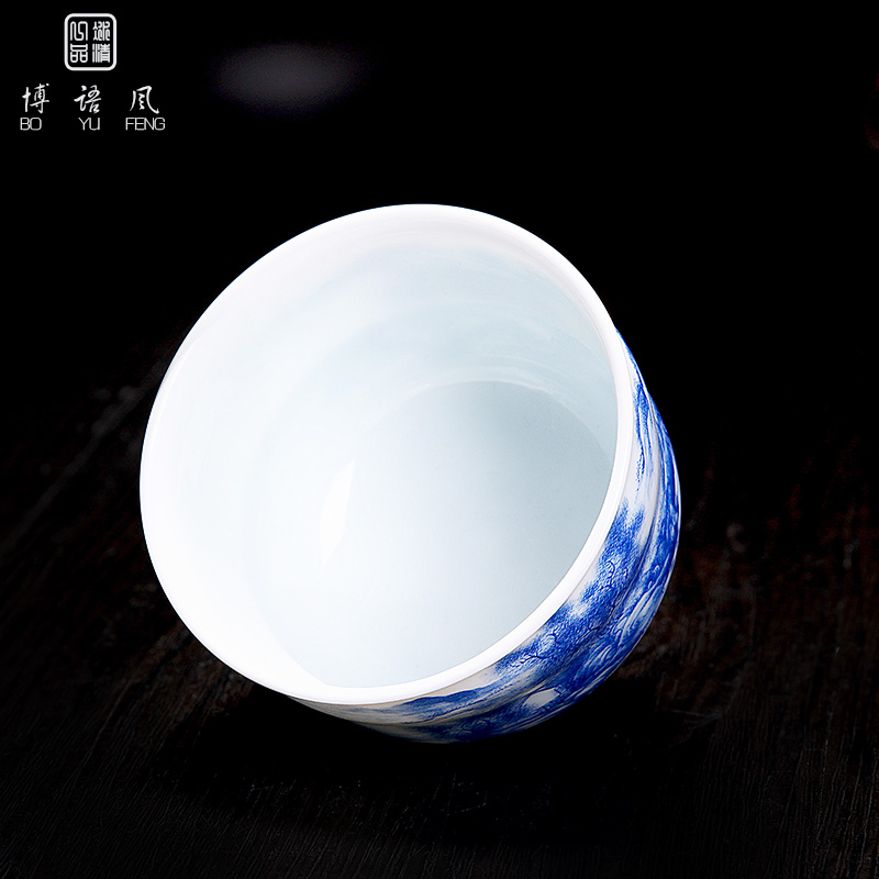 His mood and product Wang Chenfeng jingdezhen blue and white landscape master cup hand - made ceramic sample tea cup single CPU kung fu tea cups