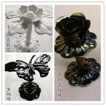 Hanging roses and chrysanthemums on the wall Hanging clothing props Hanging hooks in the clothing store