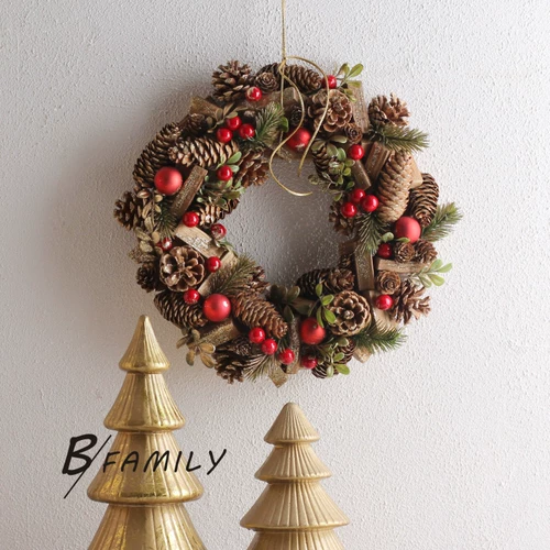 Рождественские украшения, сосновые шишки с красной посыпкой золотом, сосновые иголки, деревянные блоки, гирлянды, дверные драпировки, настенные ковры, реквизит для оформления праздничной атмосферы.