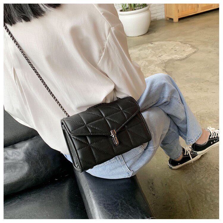 Package of women's new official qualification Korean version genuine leather rhombus single shoulder oblique satchel mesh red girl chain small square bag