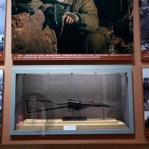 The Red Collection Department of the War of Resistance Against Japan Red Collections Division Den Eight-Way Punch Static Model Solid Sculptural Pendulum