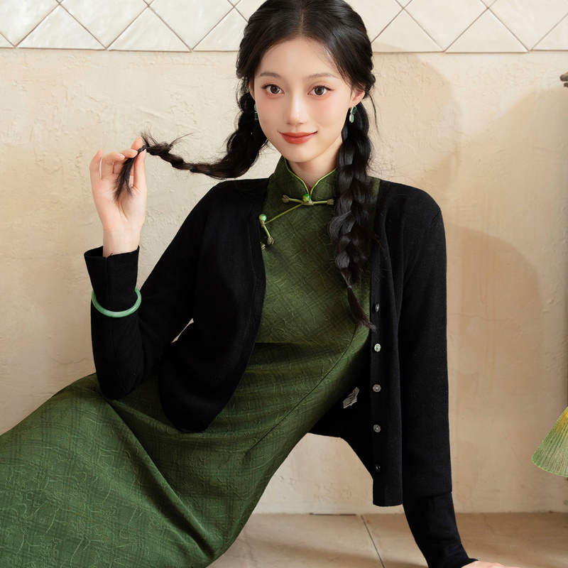 Jiangnan Xiu | Retro Versatile Knitted Cardigan Black Jacket Short Top Paired with Cheongsam Simple Basic Style for Everyday Wear