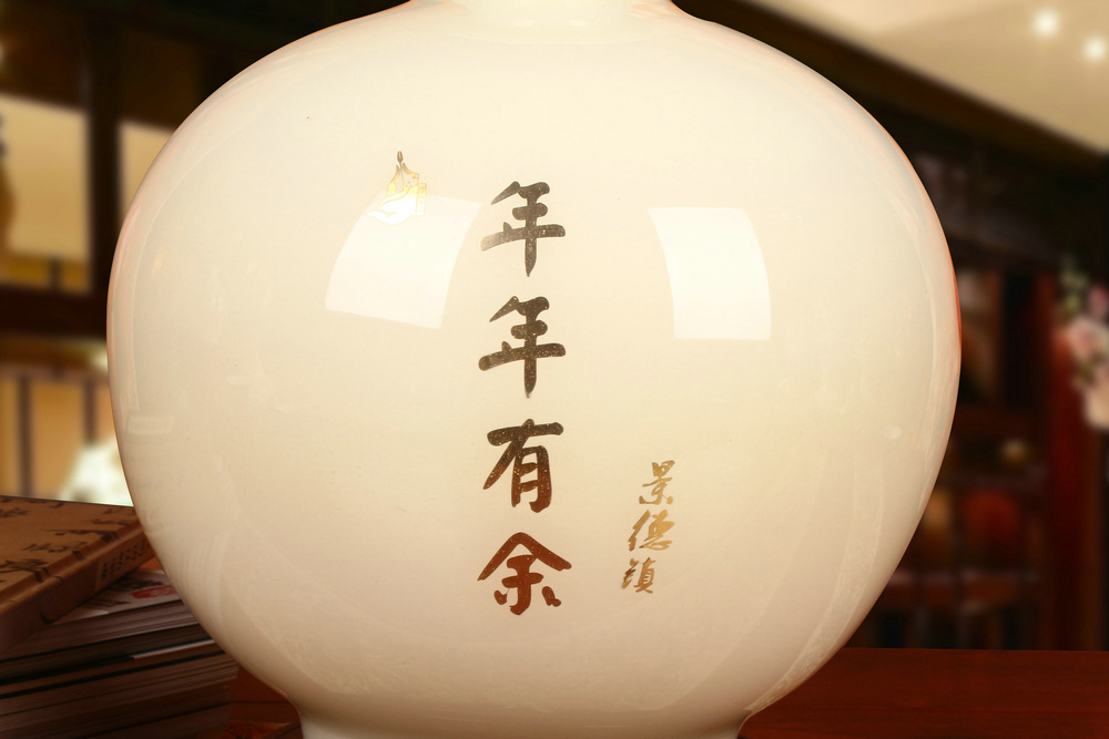 Jingdezhen ceramics gold straw high - grade goldfish figure white vase mesa of fashionable Chinese style household furnishing articles