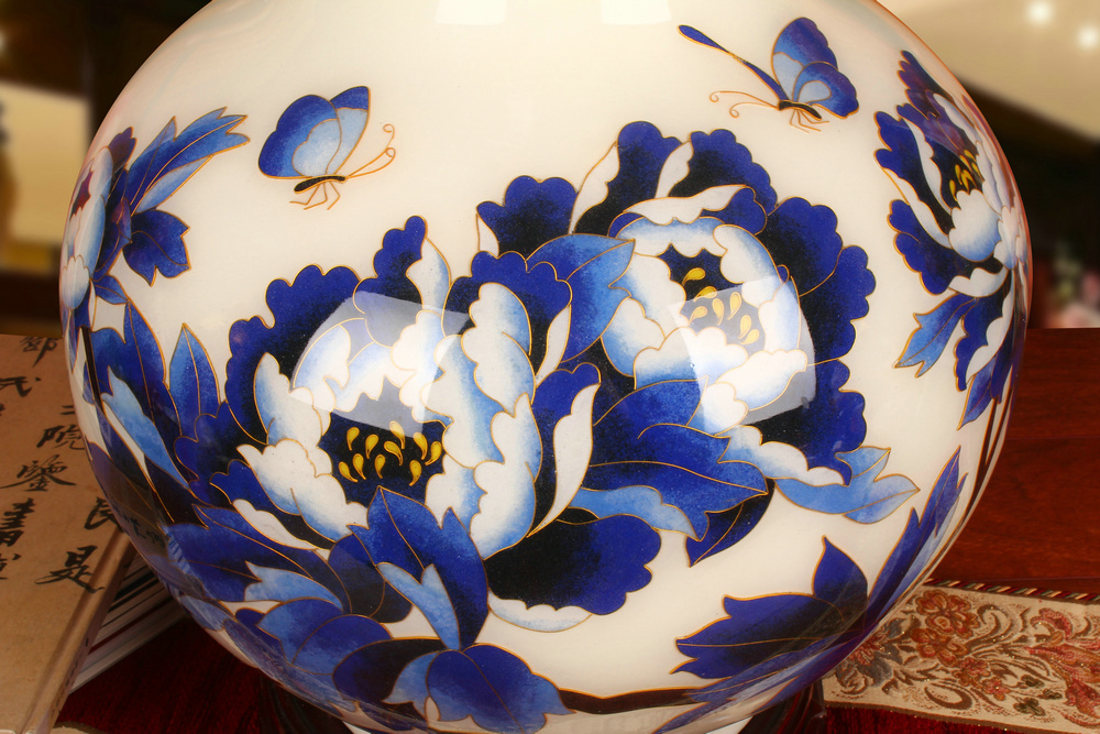 Jingdezhen ceramics white straw blue and white vase peony riches and honour of modern Chinese style household decorative furnishing articles