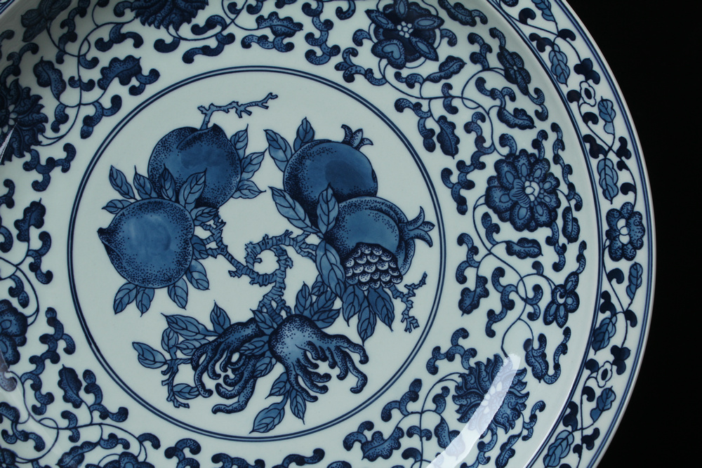Jingdezhen ceramics high - end antique blue and white peach pomegranate plate sit plate modern Chinese handicraft collection