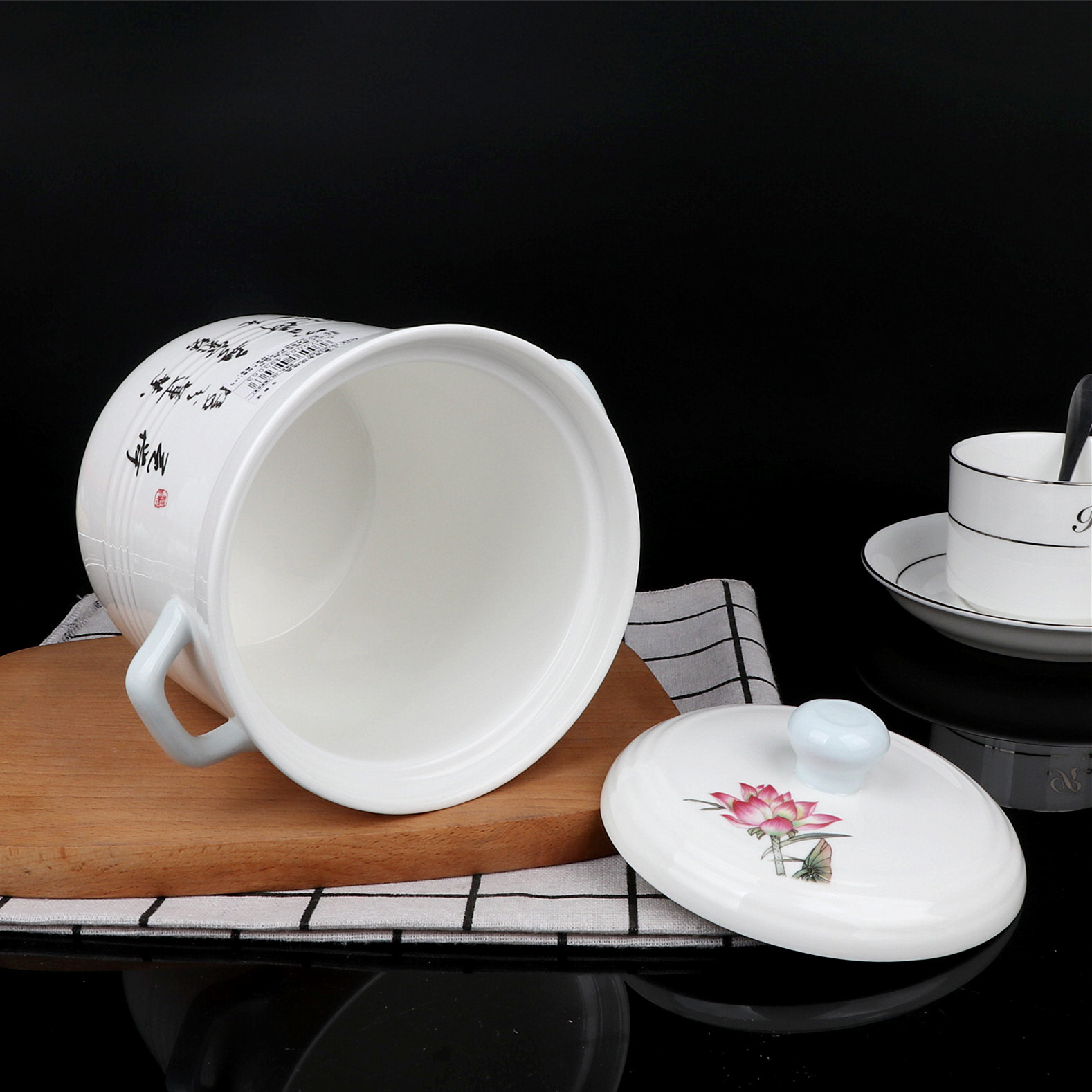 Fragrance stripe ceramic cup with cover waterproof ceramic pot stew stew pot stewed supplements cup stewed bird 's nest soup ceramic bowl to offer them cover