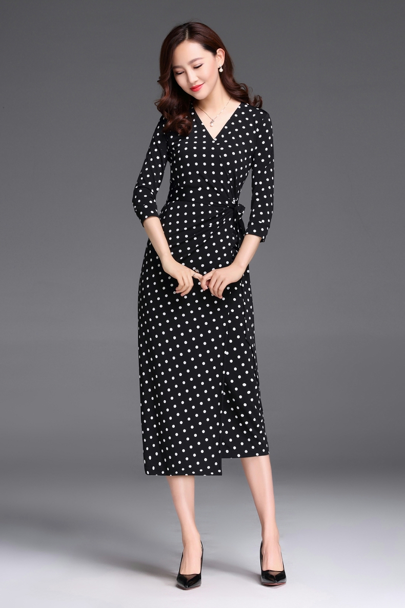 Yue chi 2018 mùa xuân và mùa hè mới bọc váy v- cổ retro sóng điểm eo thời trang sexy kỳ nghỉ ăn mặc váy maxi dài