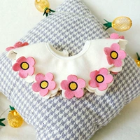 Розовый нагрудник в форме цветка, в цветочек