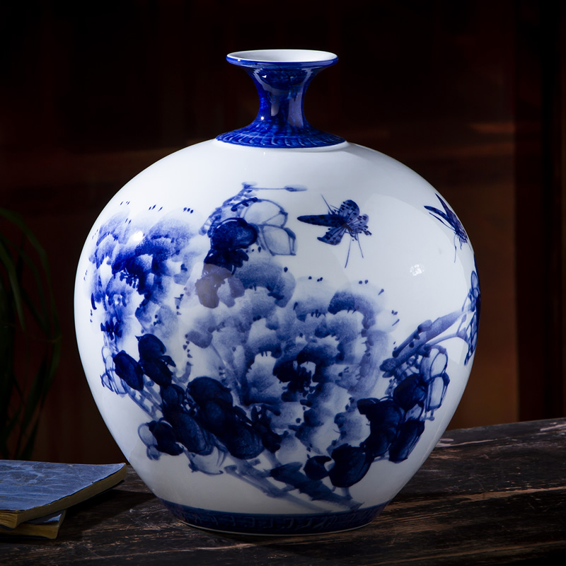 Jingdezhen ceramic hand draw freehand brushwork in traditional Chinese blue and white porcelain vase of new Chinese style living room porch China adornment ornament