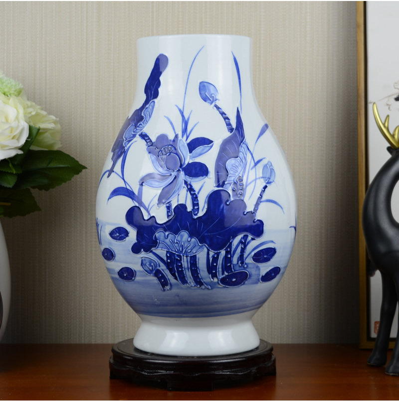 Jingdezhen ceramic vase hand carved Chinese blue and white porcelain is sitting room flower arranging rich ancient frame household adornment furnishing articles