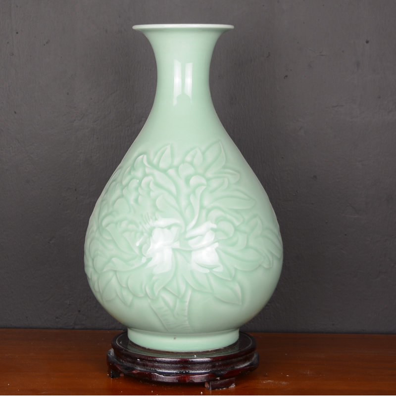 Jingdezhen ceramic hand - carved celadon vase Chinese style restoring ancient ways the sitting room is a strange flower, adornment is placed