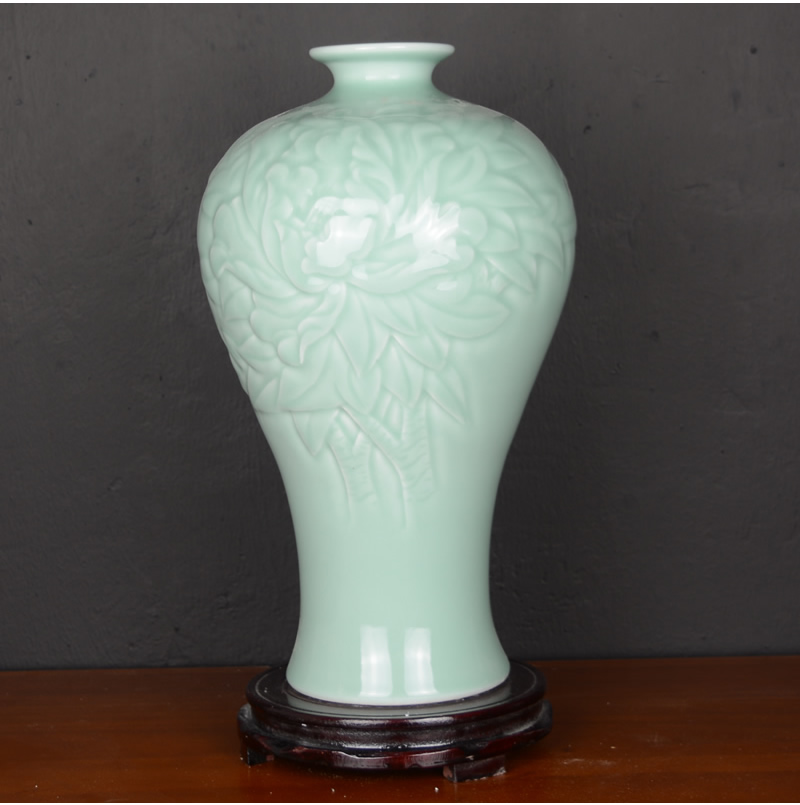 Jingdezhen ceramic hand - carved celadon vase Chinese style restoring ancient ways the sitting room is a strange flower, adornment is placed