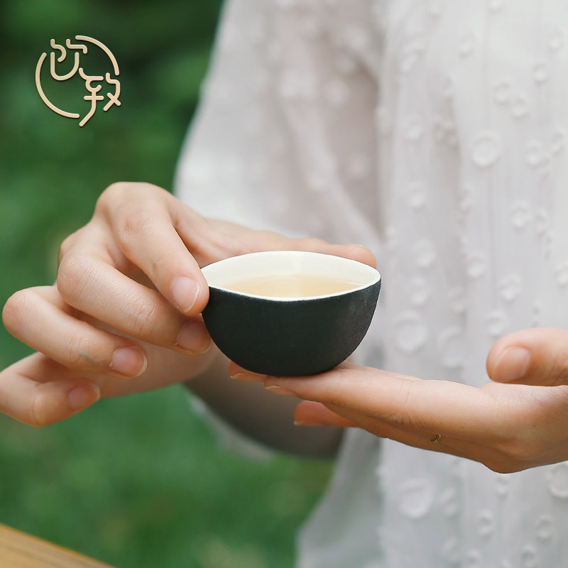 Ultimately responds to travel of black tea set a pot of three cups of portable portable is suing ceramic crack. A cup of tea