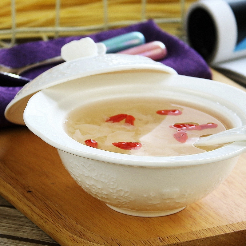 Pure white ceramic bowl of bird 's nest stew with cover sugar water bowl covered bowl of dessert bowl of steaming water stew soup bowl of egg dishes