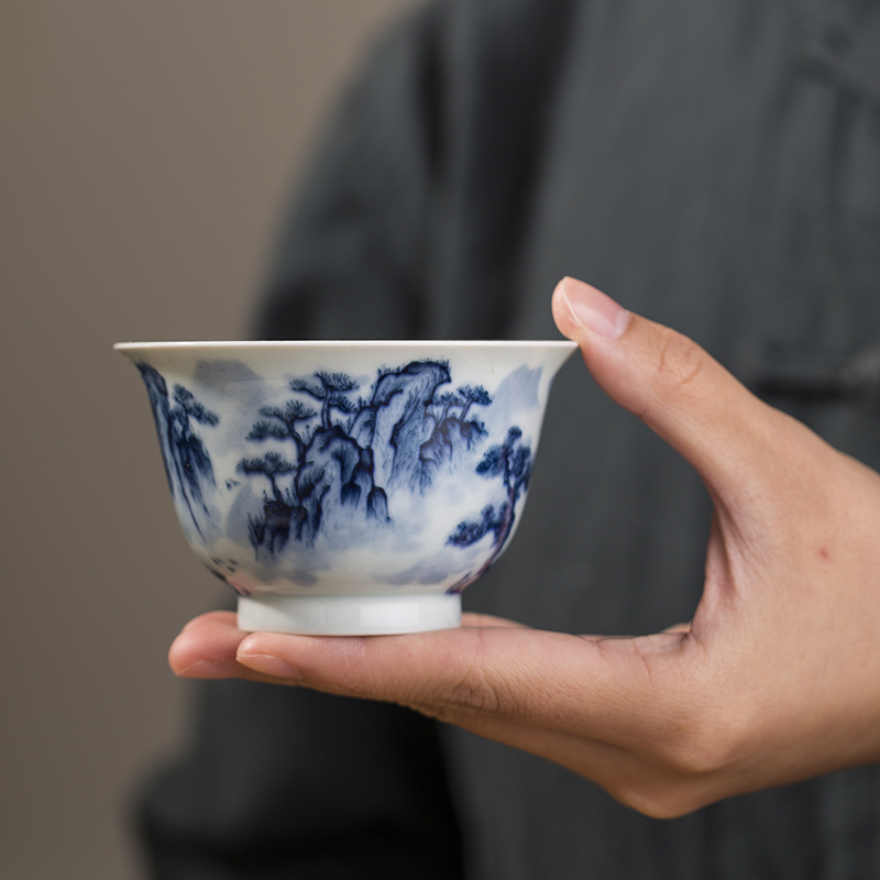 Clock home up market metrix of blue and white porcelain cup of jingdezhen blue and white landscape kung fu tea set hand - made maintain pressure hand cup sample tea cup