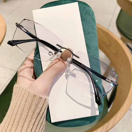 Бесплатные очки Myopia Super Light Pure Titanium можно оборудовать некоторым гранием бриллиантового края для глаз и бесцветными безрамными очками