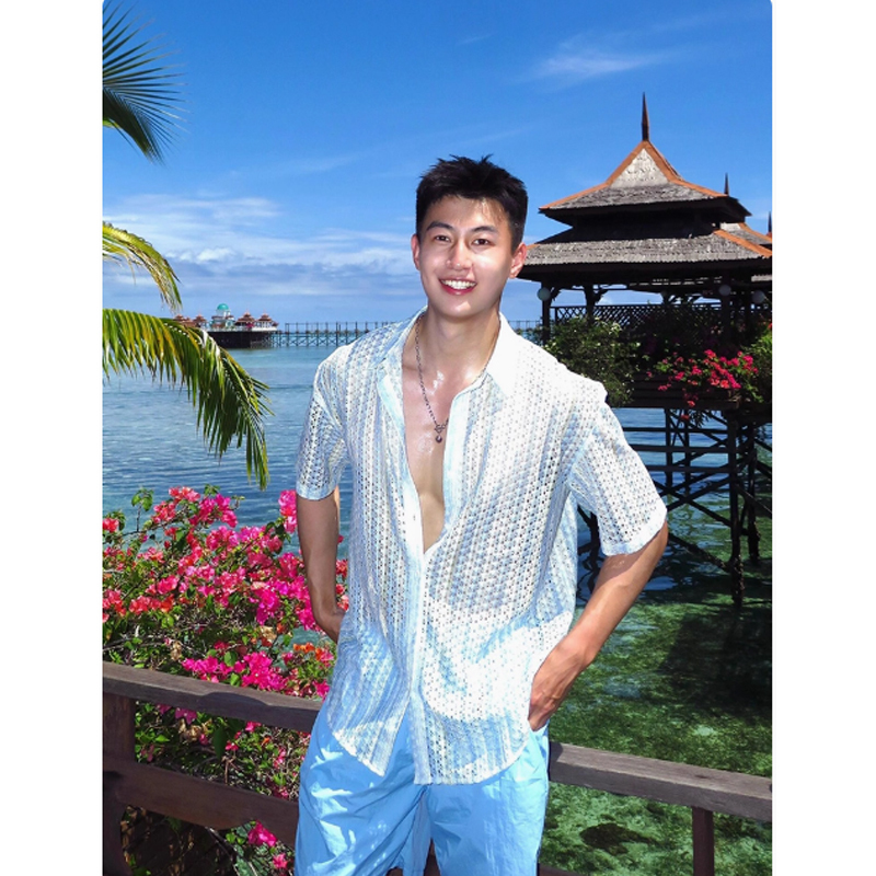 Energetic and Light Blue Hollow-Out Knit Short-Sleeve Shirt for Men, Suitable for Hawaiian Vacations and Beach Wear, Sun-Protective Shirt