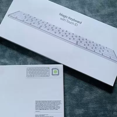 Проводная/беспроводная клавиатура Apple Magic Keyboard с беспроводным Bluetooth управлением и сенсорным отпечатком ID