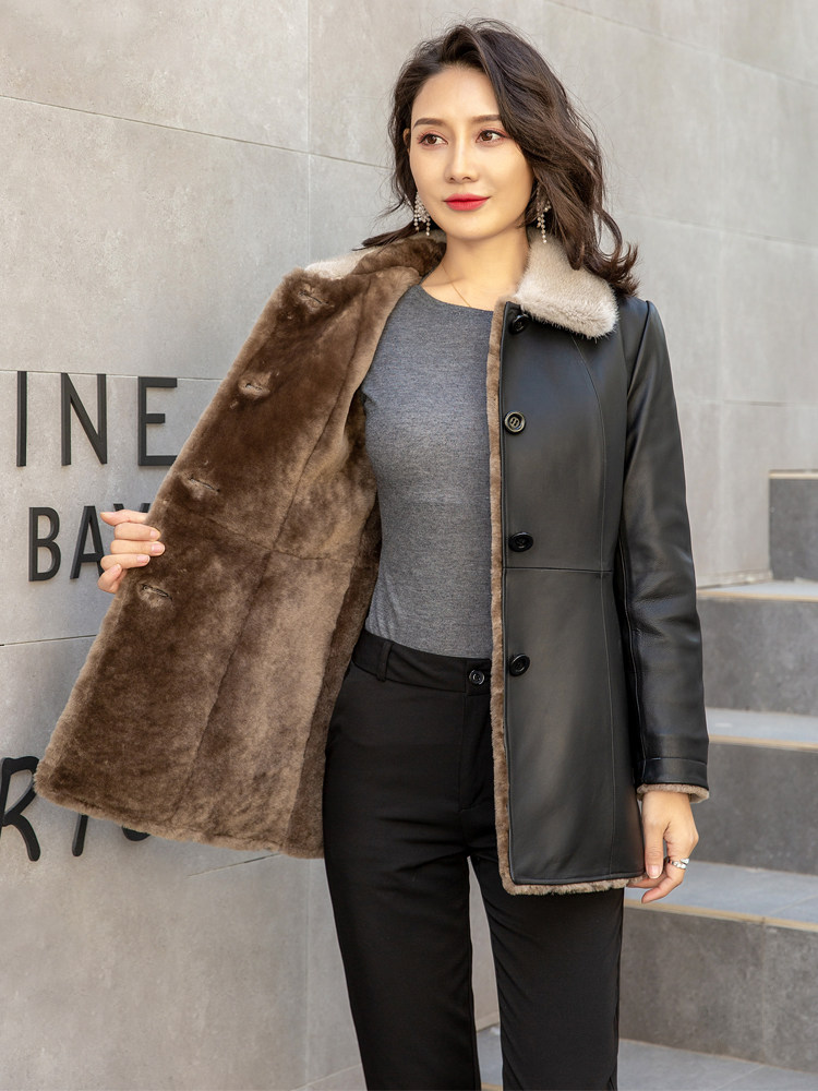 2020 new Haining leather leather women's short sheepskin fur one-piece mink fur grass thickened mother coat