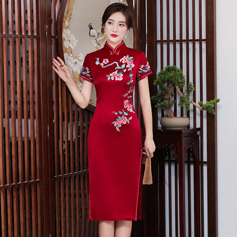 Mother red qipao Spring Summer 2022 new wedding banquet Wedding Mother Mother-in-law Noble Wedding Temperament Acetate Section Embroidered Woman