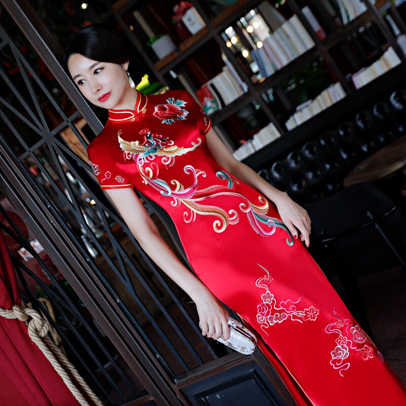 Red embroidered cheongsam mother's dress wedding banquet long section slit performance catwalk Xi mother-in-law wedding dress 2021 new