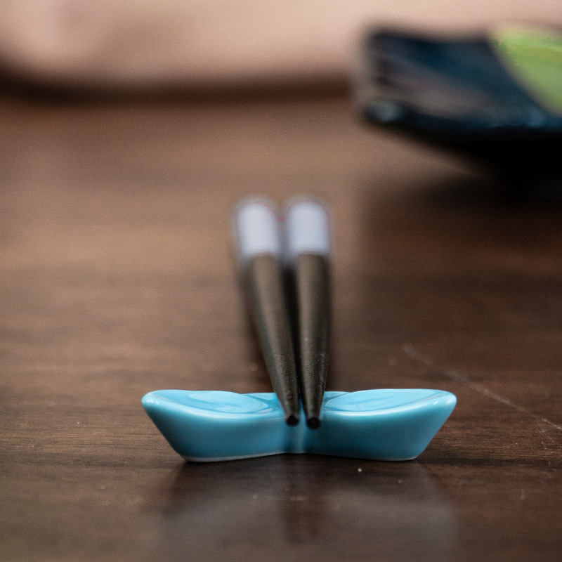 Meinung burn Japanese imports under the ceramic glaze color express little pure and fresh and butterfly Japanese and FengRi chopsticks chopsticks rack