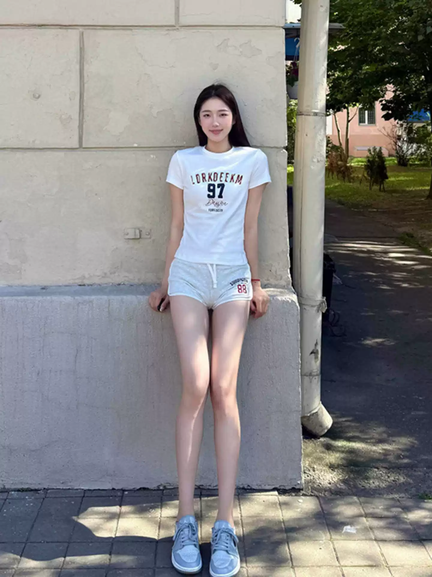 เสื้อยืดคอกลมทรงอเมริกันไหล่ตรง ลายตัวอักษร ดีไซน์ตัดต่อ เข้ารูปดูผอม เพรียวบาง ฤดูร้อน แขนสั้นสีขาวใส่ได้ทุกโอกาส