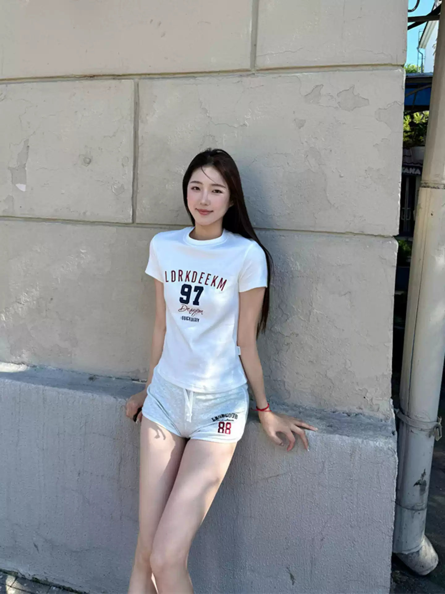 เสื้อยืดคอกลมทรงอเมริกันไหล่ตรง ลายตัวอักษร ดีไซน์ตัดต่อ เข้ารูปดูผอม เพรียวบาง ฤดูร้อน แขนสั้นสีขาวใส่ได้ทุกโอกาส