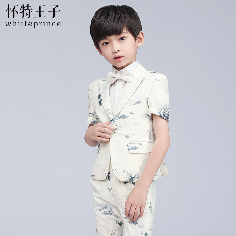 Childrens chàng trai phù hợp với bộ đồ nhỏ phù hợp với childrens phù hợp với sàn catwalk đàn piano chương trình hiển thị hoa trang phục cậu bé chiếc váy đẹp trai nam đẹp trai.