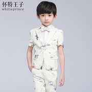 Childrens chàng trai phù hợp với bộ đồ nhỏ phù hợp với childrens phù hợp với sàn catwalk đàn piano chương trình hiển thị hoa trang phục cậu bé chiếc váy đẹp trai nam đẹp trai.