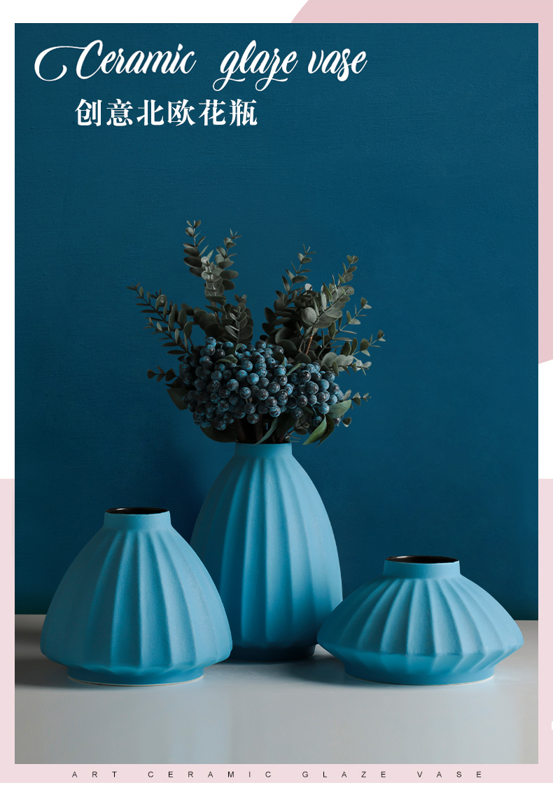 The Nordic creative ceramic blue vase wind dried flowers, contracted and I household flower arrangement table sitting room adornment is placed