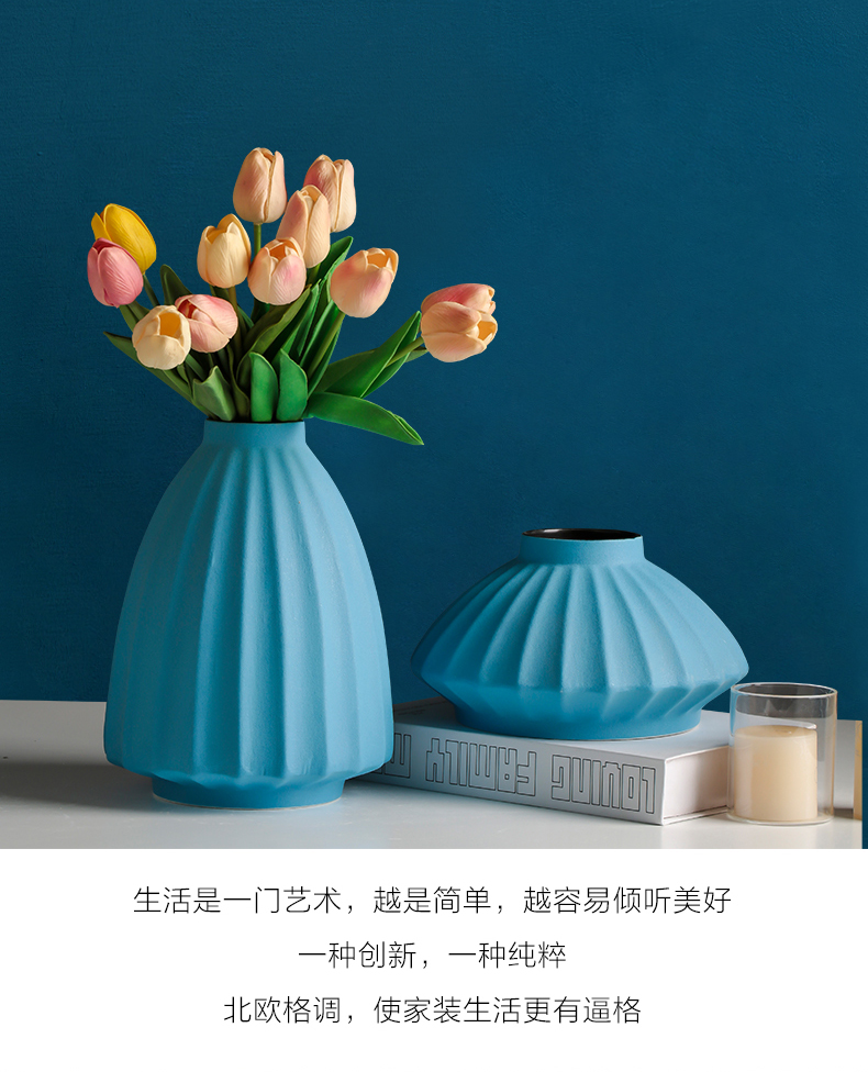 The Nordic creative ceramic blue vase wind dried flowers, contracted and I household flower arrangement table sitting room adornment is placed