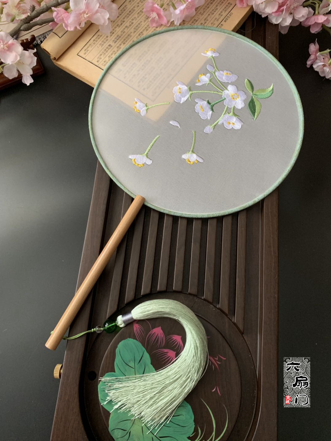 Chinese style retro generation literary and artistic embroidery group fan Palace fan Hanfu COS photo rabbit round female summer dance fan