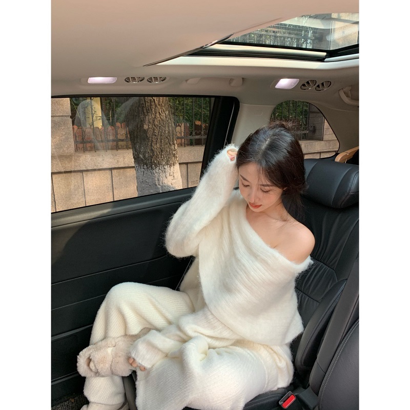 女性用クリーミーな白いセーター、ゆったりとした2025年春秋の新作、レイジースタイルのワンショルダーラペル、柔らかくて粘着性のあるオフショルダーのユニークなトップ