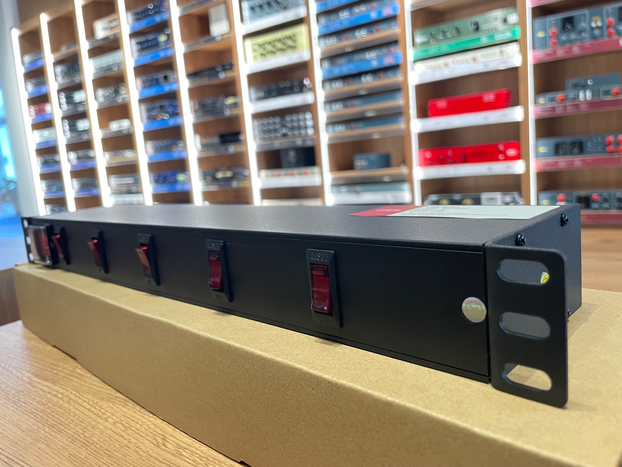 机柜专用电源管理新星——公牛E1080 PDU开关