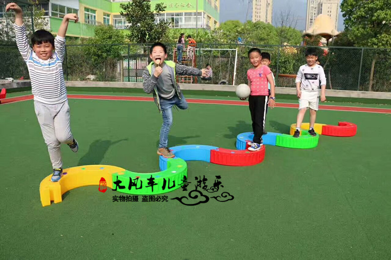 Kindergarten Children Thicken Plastic Solo Wood Bridge Balance Wood Haptic Board Feel Integrated Training Equipment Complete