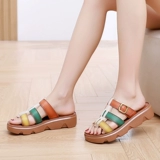 Модные комфортные летние тапочки для матери на платформе, нескользящие слайдеры, городской стиль, из натуральной кожи