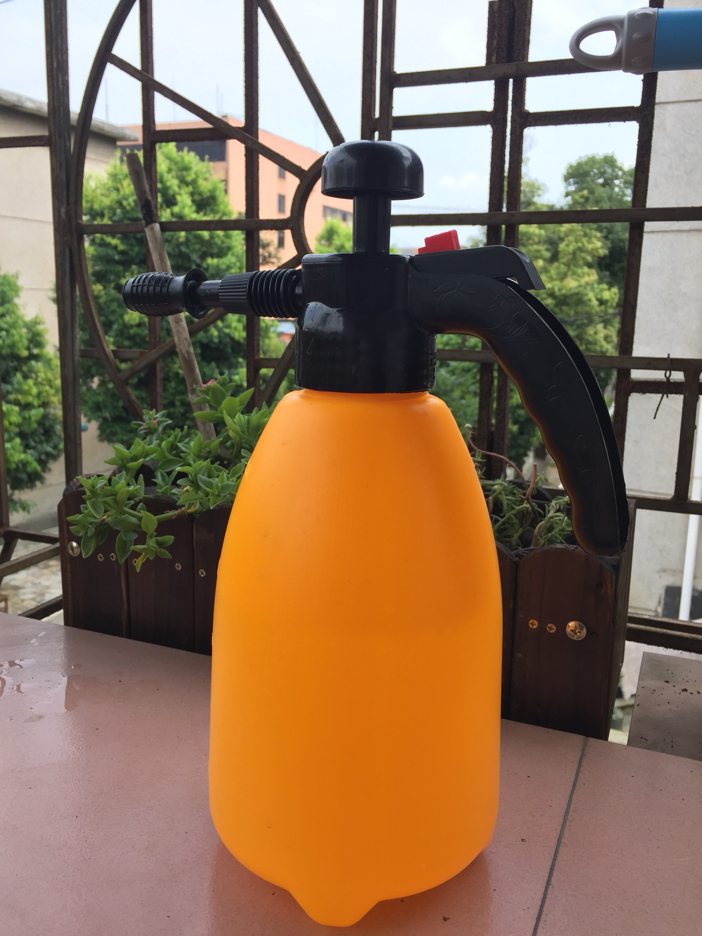 Dual-use watering can air-pressure watering can watering can sprayer watering can watering flowers and vegetables watering can gardening tools