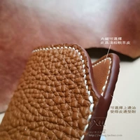 Сверху коричнево-желтое масло.