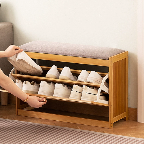 Измените дверь стула для обуви у двери дома, которая может сесть на стул, интегрированную в дверь.